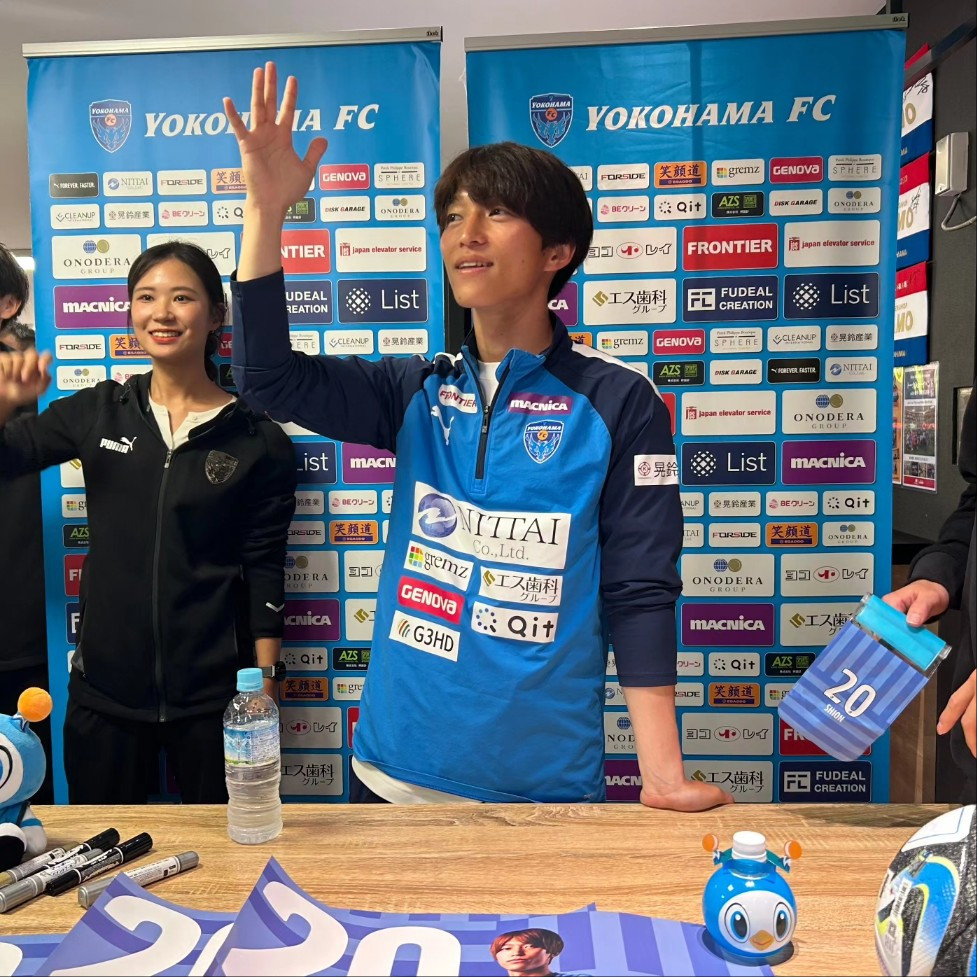 요코하마FC11 오피셜굿즈샵 카모에서 선수와 이벤트 진행.jpg