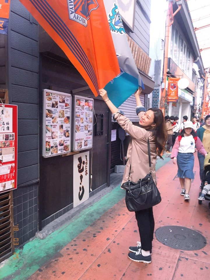 6워홀시절(오미야VS후쿠오카 경기를 보러갔는데 상점가에 후쿠오카원정팬들 환영합니다라는 문구와 깃발이 달려있었습니다).jpg