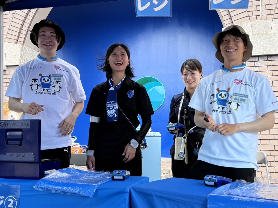 요코하마FC5 팬즈데이 (선수들이 만든 티셔츠에요! 선수들이 계산응대를 했습니다).jpg