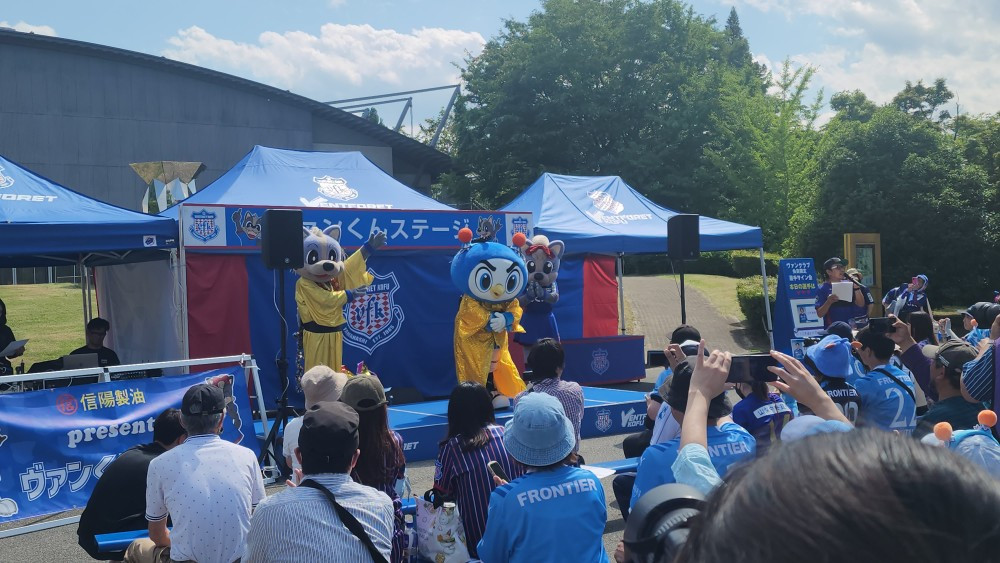 10반포레고후원정경기에 간 요코하마FC마스코트 후리마루.jpg
