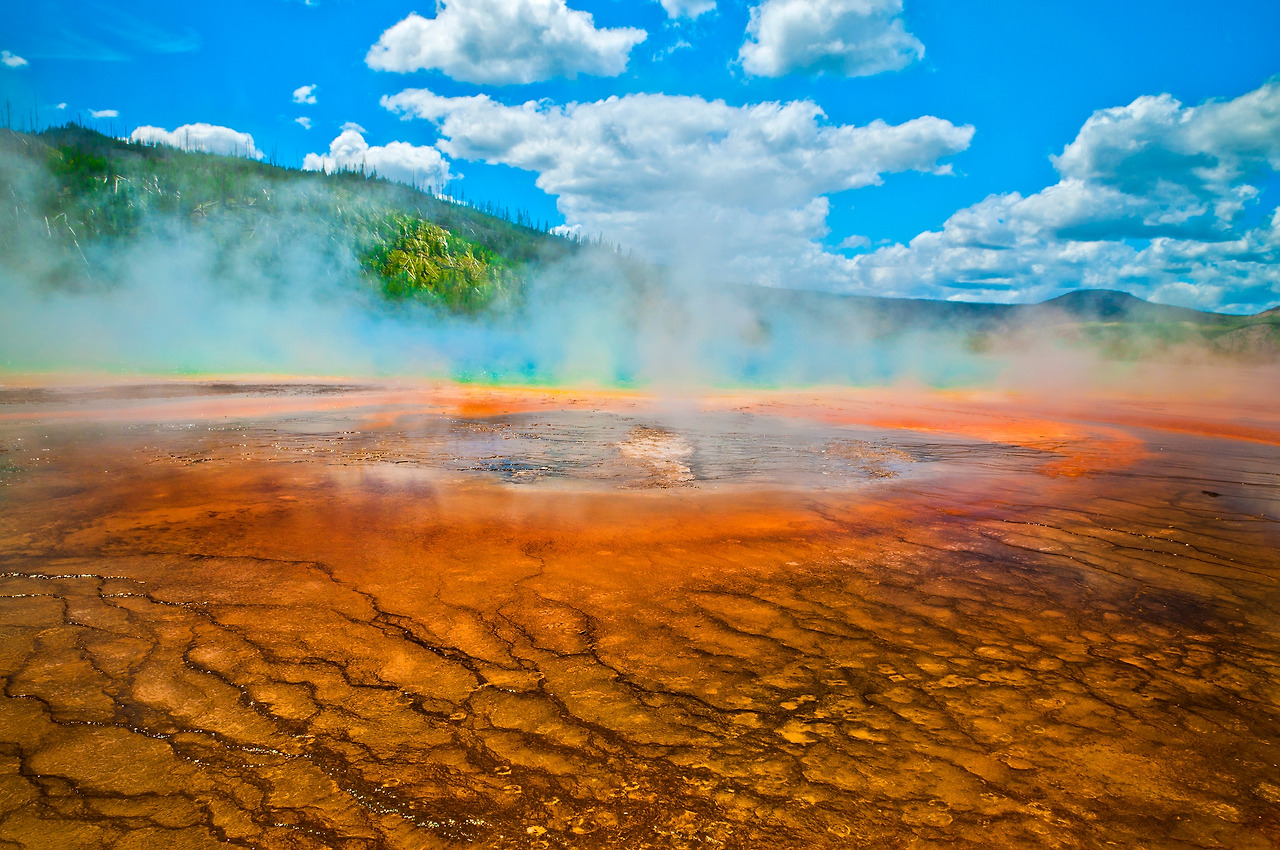 grand-prismatic-spring-yellowstone-PM8JR3X.jpg