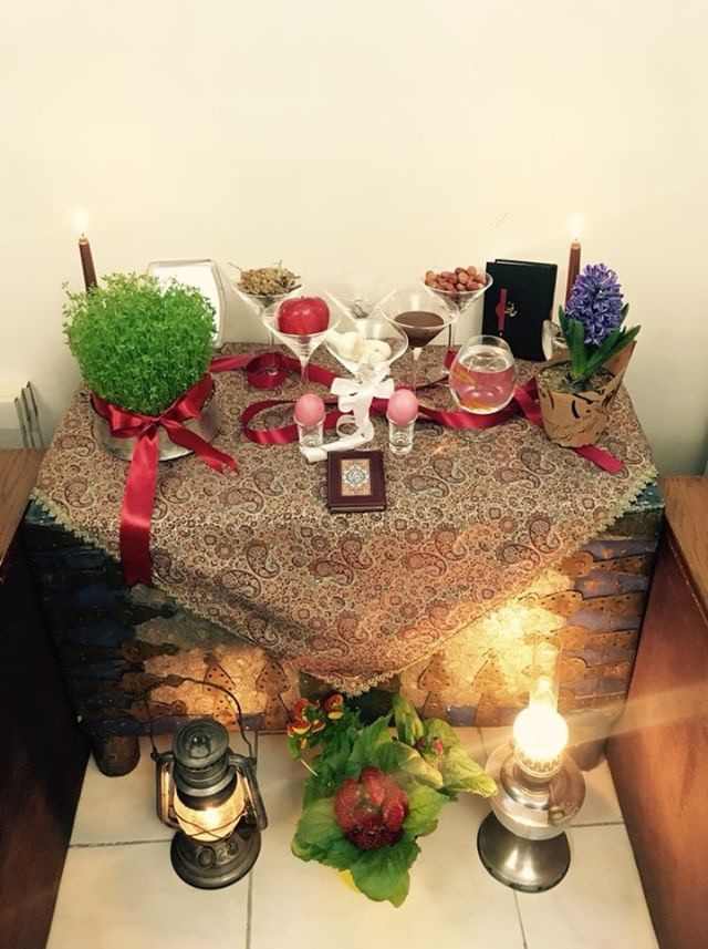 3. 이란. 새해 아침 상차림(Haft-Sin). 행운을 기원하고 따뜻한 봄을 맞는 즐거움이 담긴 상..jpg