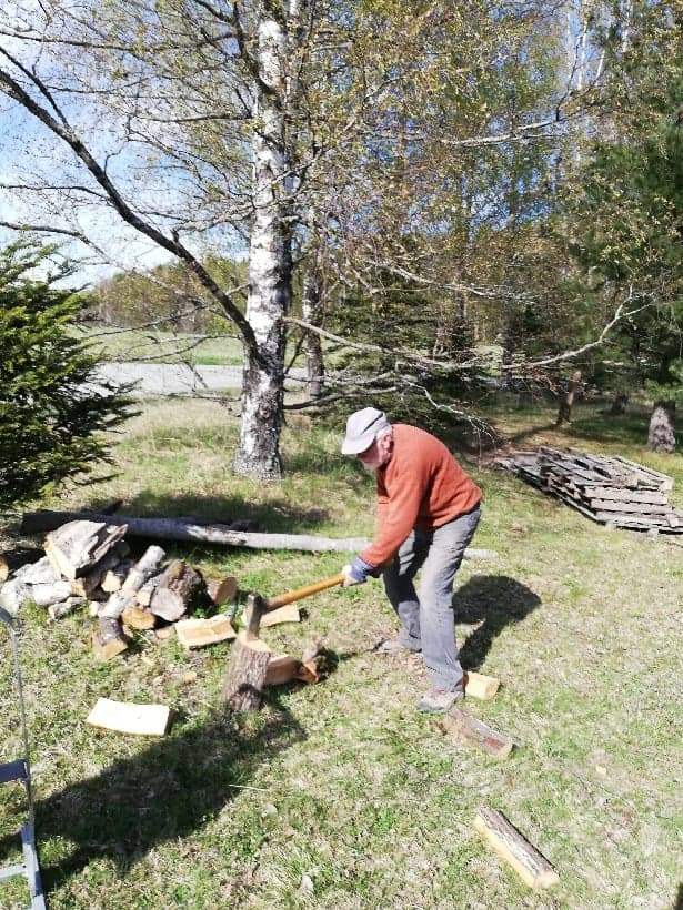 4. 겨울장작을 준비 중인 존.jpg