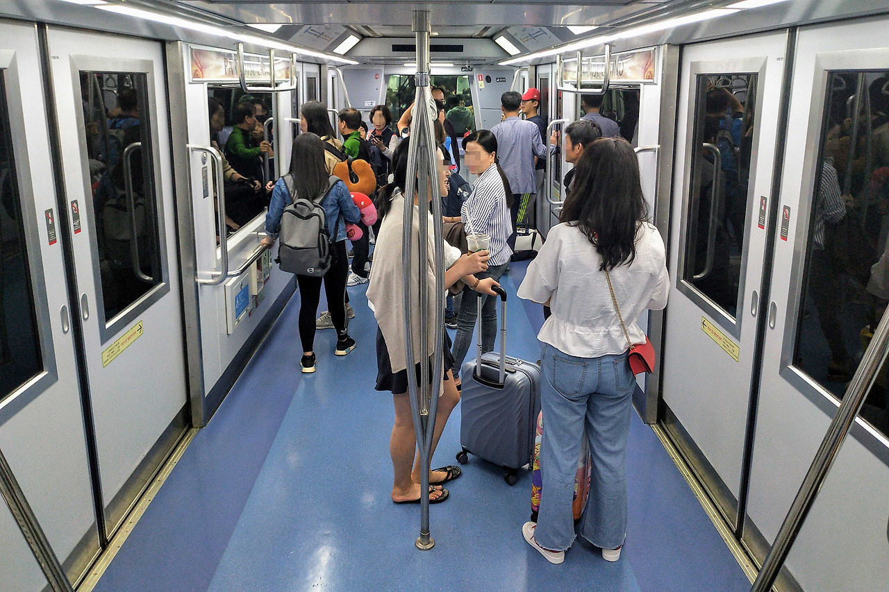 공항철도 안 분위기.jpg