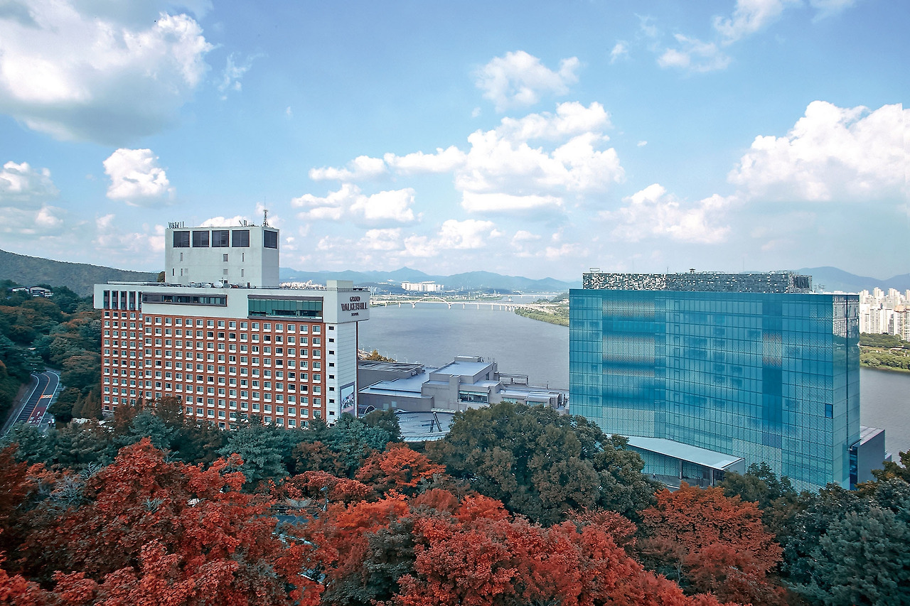 04 [사진자료-워커힐] 워커힐 호텔앤리조트 가을 전경 (그랜드 워커힐, 비스타 워커힐).jpg