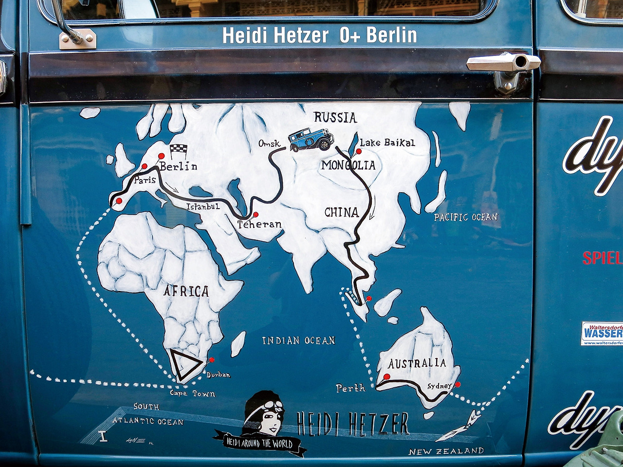 1930년식 빈티지 카 허드슨 문에 그려진 77세 하이디의 여정.jpg