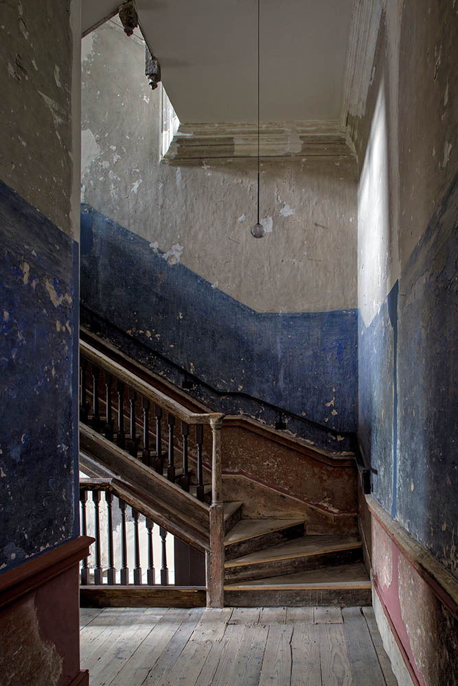 The-back-hallways-in-14-Henrietta-Street-give-a-stark-view-of-the-community-spaces-in-a-tenement-dwelling.-Banisters-and-painted-walls-have.jpg