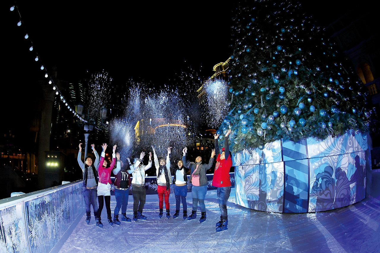 샌즈 리조트 마카오 방문객들은 에펠탑 7층 전망대에 위치한 야외 아이스링크.jpg