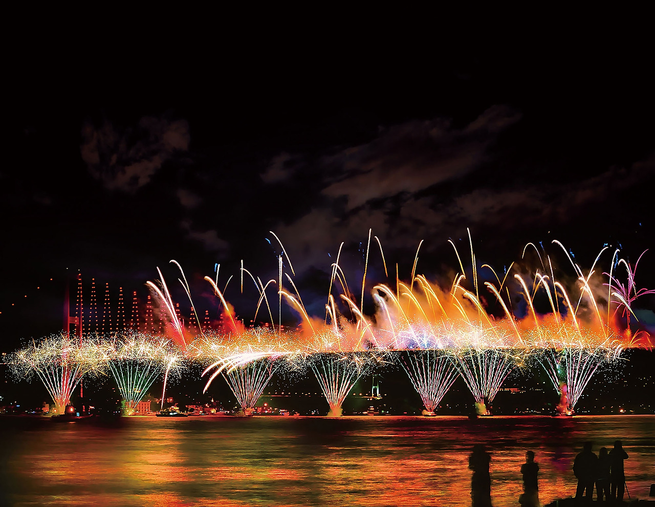 [사진자료_1] 새해를 알리는 보스포러스 대교 위의 화려한 불꽃놀이 (c)Pixabay_Alpcem.jpg