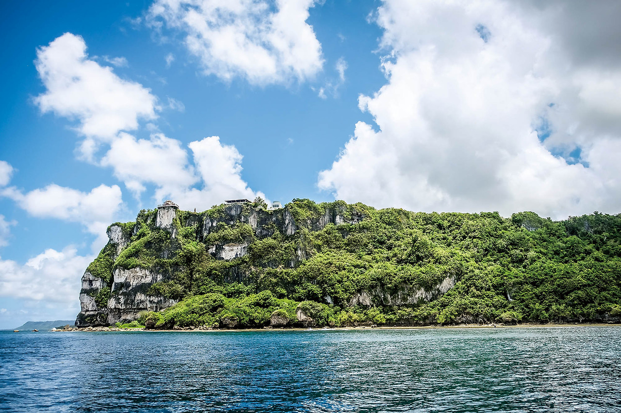 바다에서 바라보는 사랑의 절벽은 푸른 하늘, 하얀 구름과 어울려 더 절묘하다.jpg