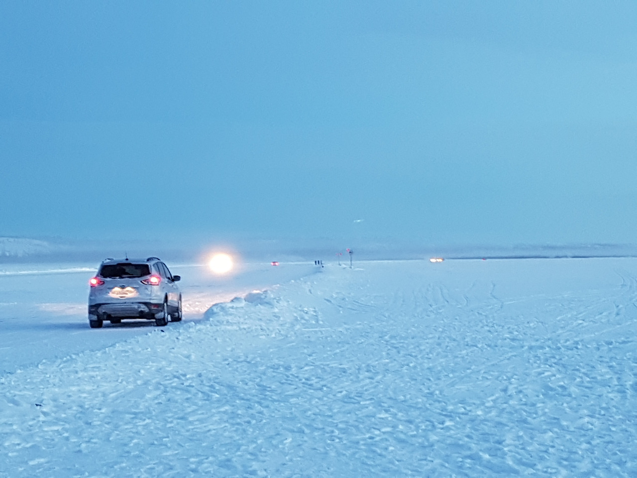 옐로나이프 아이스로드_crop.jpg