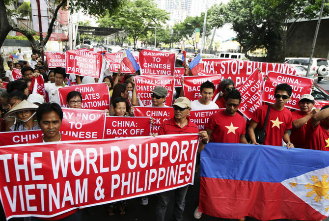2014년 필리핀 마닐라에서 필리핀 거주 베트남인과 필리핀인들의 반중 시위_출처 _qpxmska VTC NEWS(Getty)..jpg
