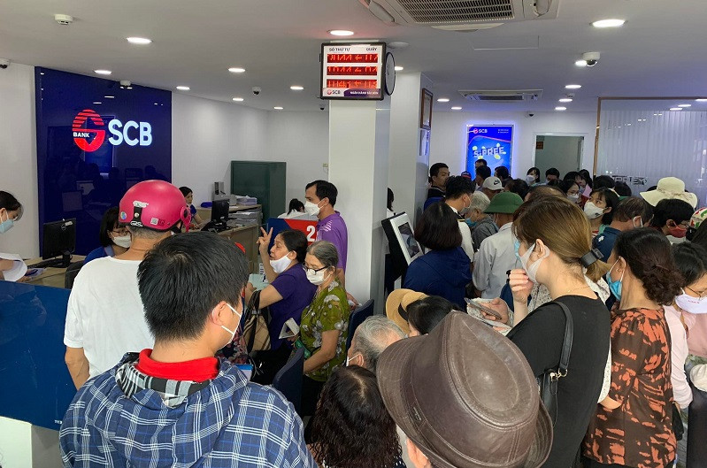 3. SCB 은행으로 현금 찾는 베트남 시민들_출처 infonet.jpg