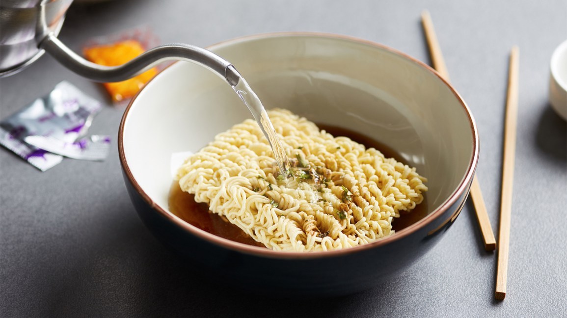 보울에 라면을 직접 조리해 먹는 베트남 조리 방식_출처_구글 이미지 검색.jpg