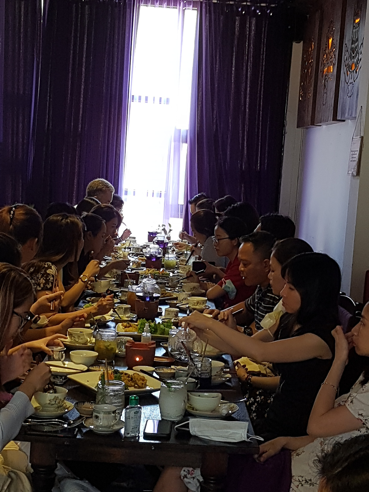 8. 음력 7월 1일 보름에 채식 식당에서 점심을 먹는 사람들_출처 유영국(2).jpg