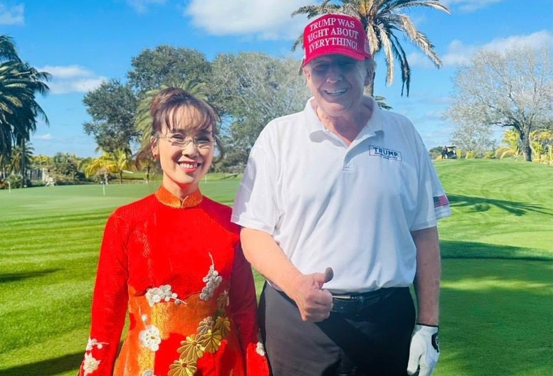 트럼프 대통령의 개인 별인장 미국 플로리다 마고라고에서 사진을 함꼐 찍은 응운옌 티 프엉 타오 비엣젯 회장 2_사진 출처 Vietjet 아카데미 홈페이지.jpg