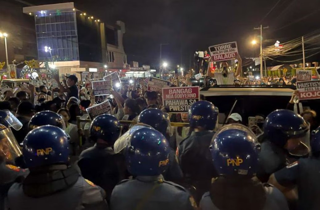 2024년 8월 25일, 예수 그리스도 왕국의 수많은 회원들이 다바오 시 부항긴 국도를 봉쇄했습니다_출처_라이언 에반젤리스타, ABS_CBN 뉴스.jpg