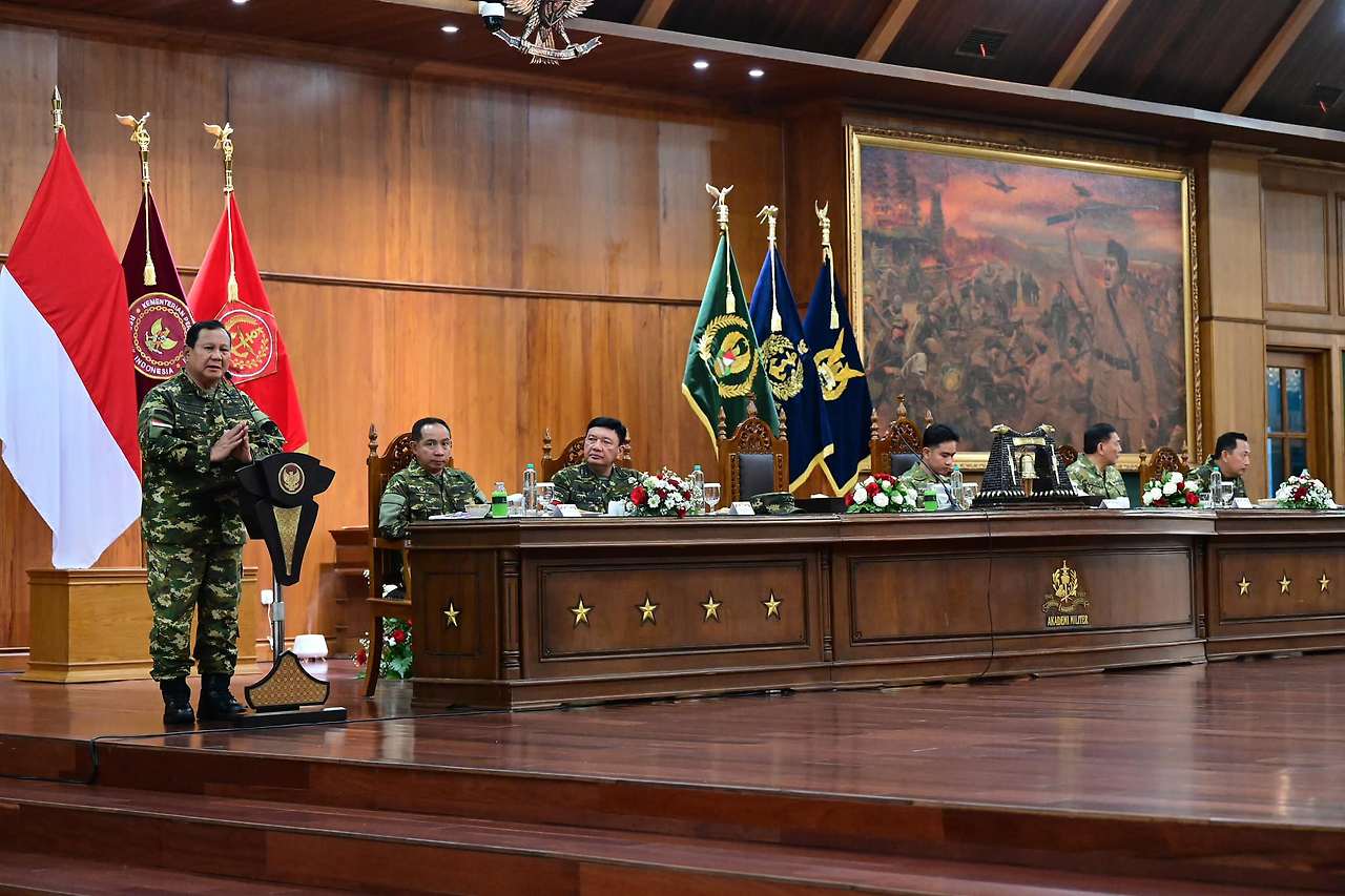 10월 27일 군복을 입은 프라보워 대통령이 마찬가지로 군복을 입은 내각 장관들에게 연설을 하고 있다_사진 출처_인도네시아 내각처.jpg