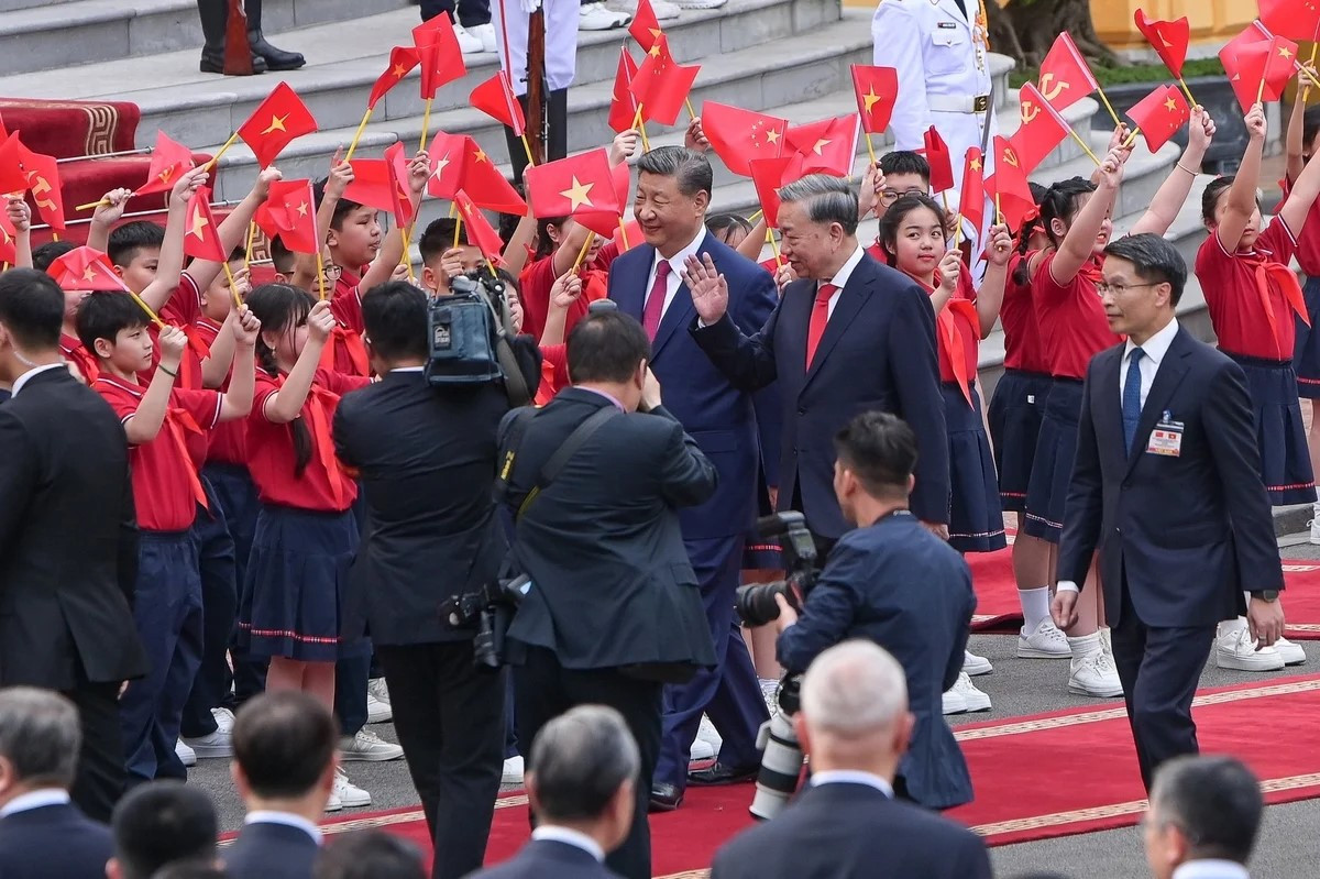시진핑 환영인파_또럼 베트남 총비서와 함께 이동_출처_베트남 정부 포털.jpg