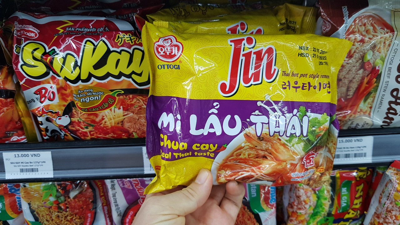 호찌민 편의점 라면 진열 모습_출처_유영국 촬영 (5).jpg