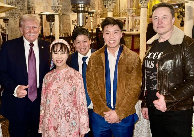 트럼프 대통령의 개인 별인장 미국 플로리다 마고라고에서 사진을 함꼐 찍은 응운옌 티 프엉 타오 비엣젯 회장_사진 출처 Vietjet 아카데미 홈페이지.jpg