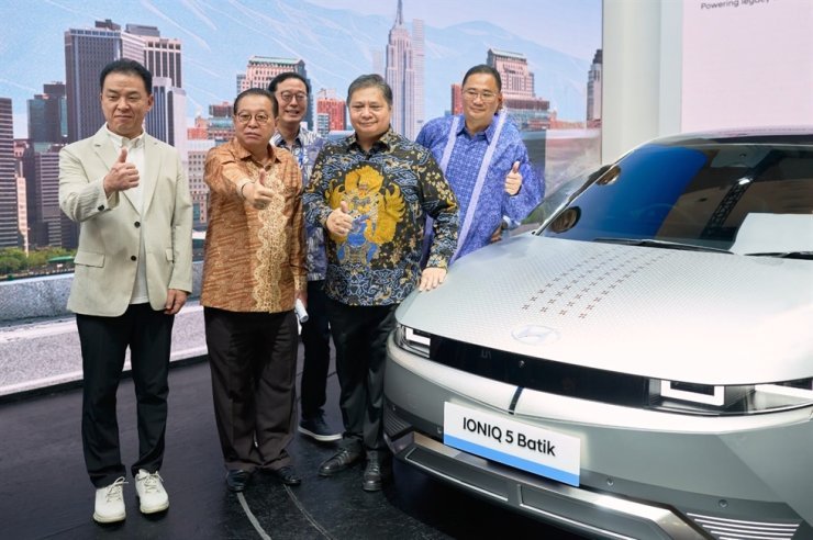 간디 술리스티안토(Gandi Sulistiyanto) 주한 인도네시아 대사가 목요일 열린 가이킨도 인도네시아 국제 모터쇼에서 현대차 아이오닉 5 바틱 에디션을 들고 포즈를 취하고 있다. 출처 _ 주한인도네시아대사관 제공.jpg