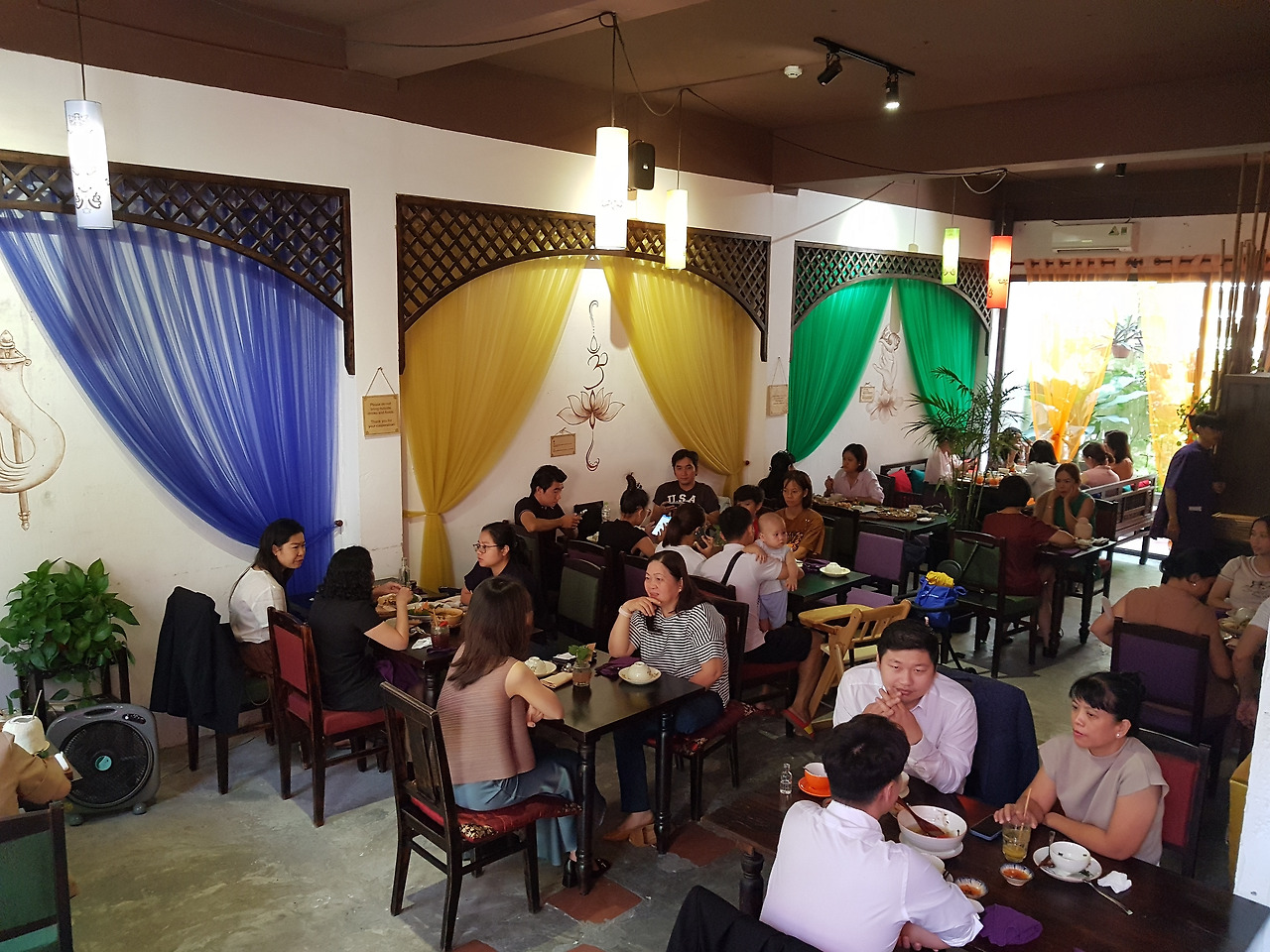 8. 음력 7월 1일 보름에 채식 식당에서 점심을 먹는 사람들_출처 유영국.jpg
