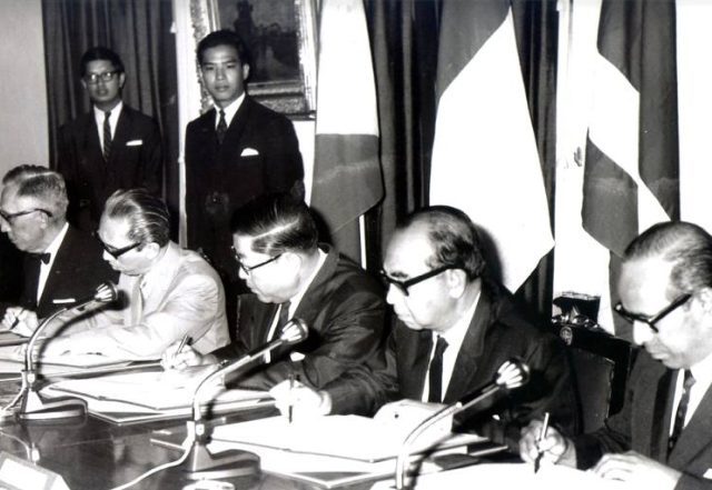 1_2. 아세안 창립 사진_1967년 8월 8일, 인도네시아, 말레이시아, 필리핀, 싱가포르, 태국의 외무장관 5명이 태국 방콕에 있는 외무부 건물 메인 홀에 모여 문서에 서명_출처 아세안 홈페이지.jpg
