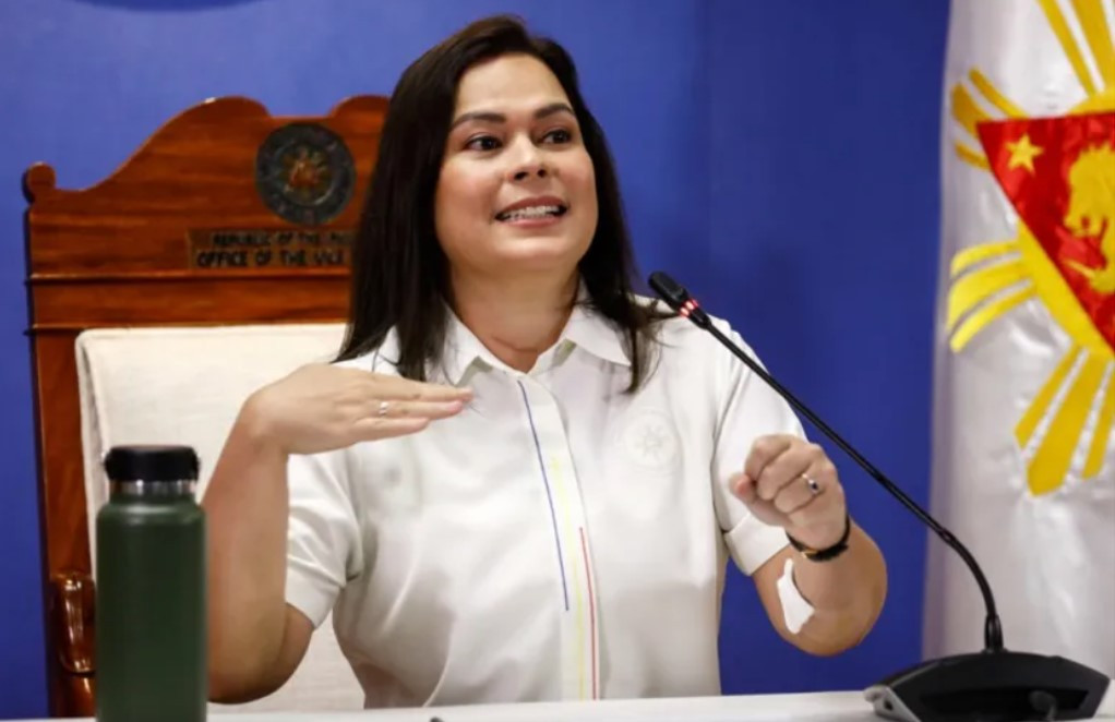 사라 부통령이 마르코스 대통령과 영부인, 하원의장을 죽이라고 명령했다는 기자회견.jpg