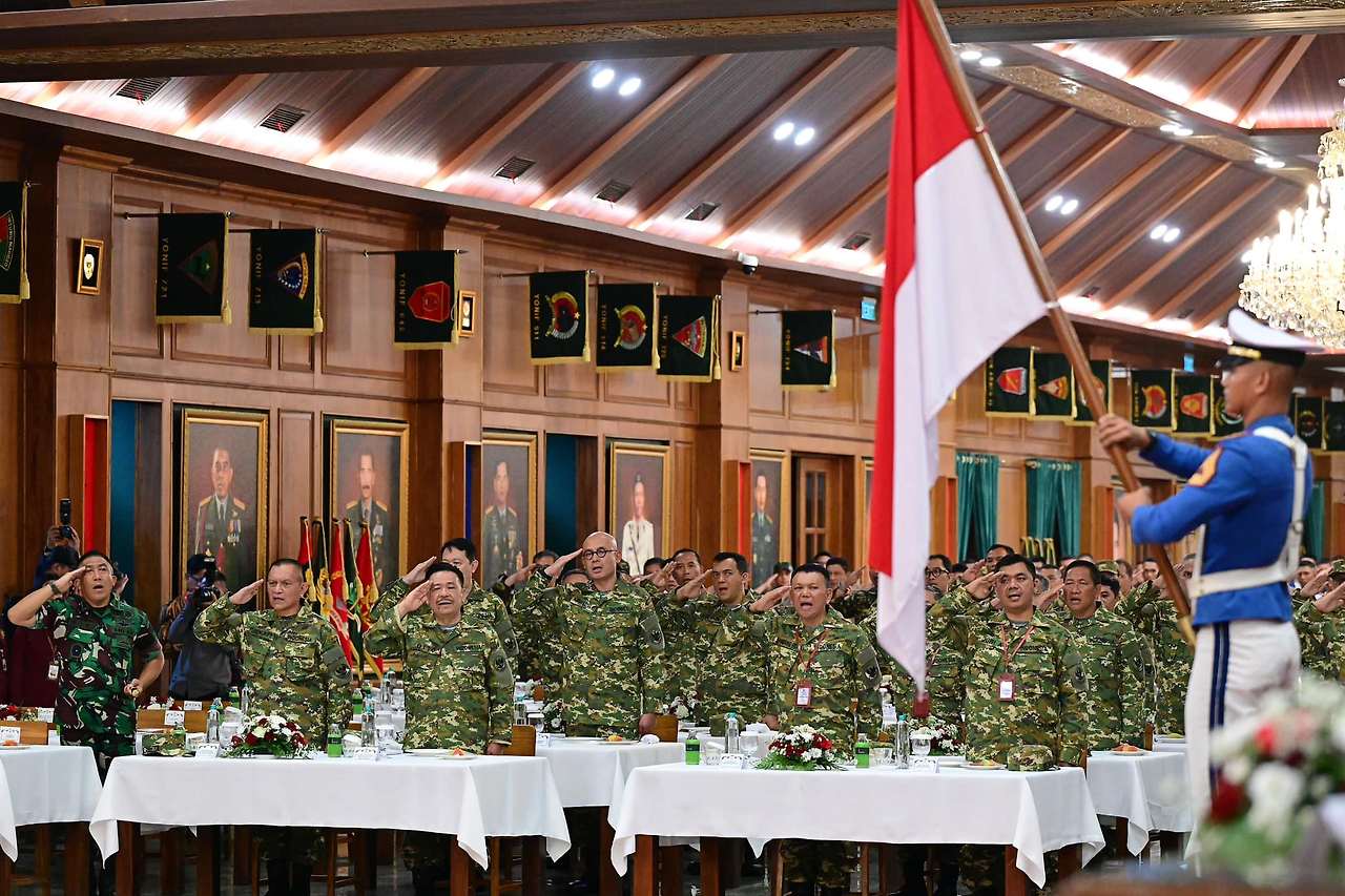 10월 27일 군복을 입은 내각 인사들이 만찬에 앞서 프라보워 대통령에게 거수 경례를 하고 있다_사진 출처_인도네시아 내각처.jpg