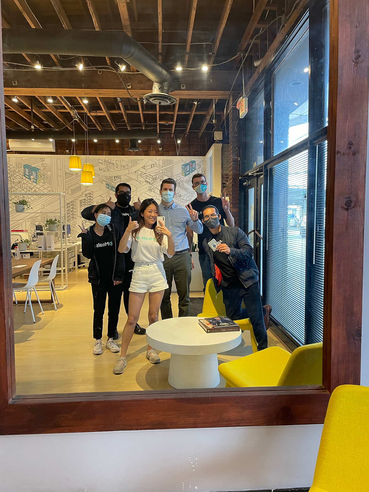 회사에서 직원들하고.jpg