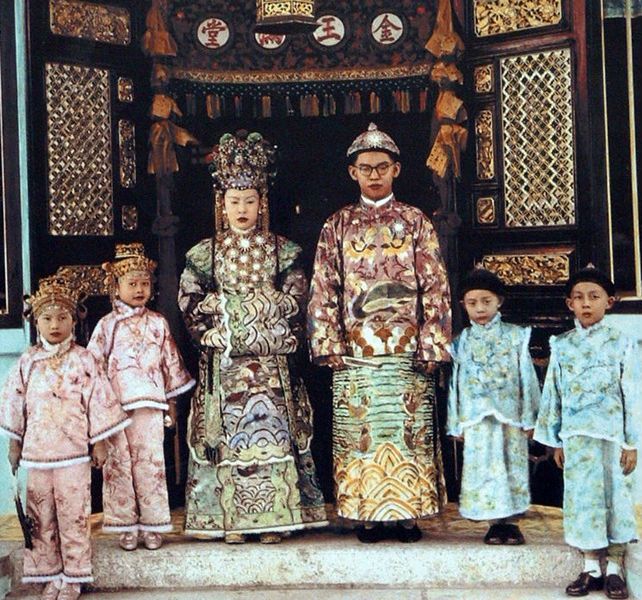 peranakan family.jpg