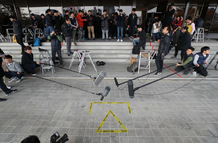 18-6 포토라인 연합뉴스.jpg