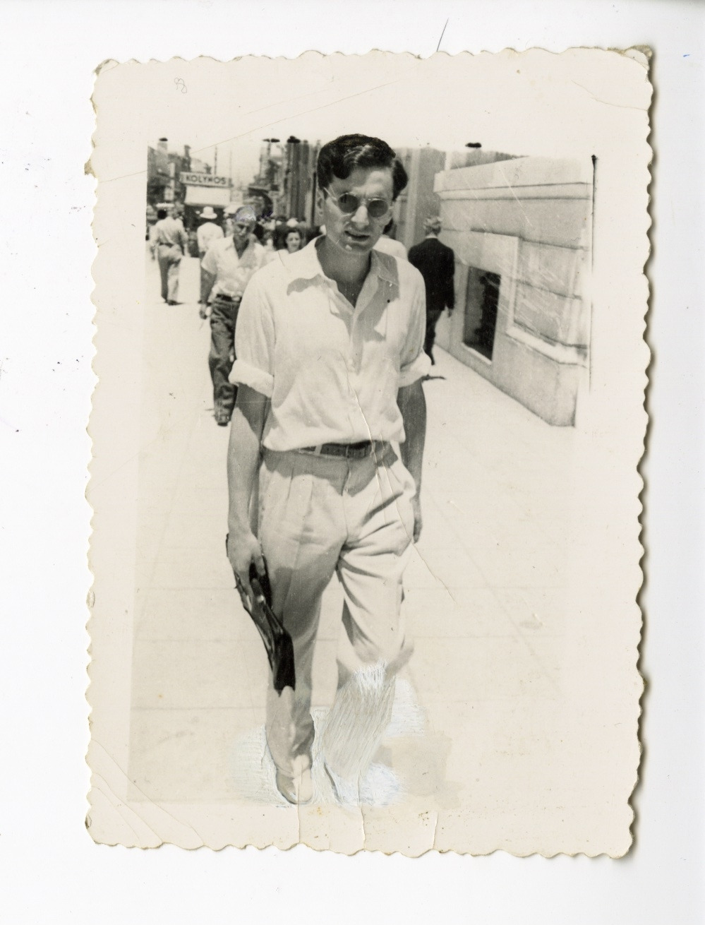 IXdans les rues d Athènes vers 1944 © Famille Iannis Xenakis DR .jpg