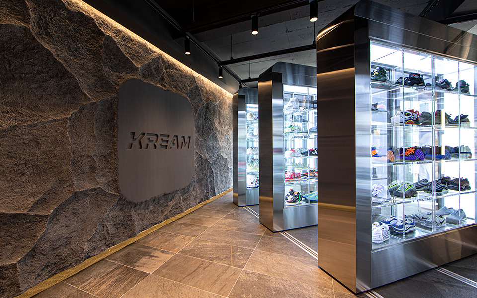 KREAM-opens-offline-showroom-in-hongdae-15-cfee6d02-ce02-432f-9b74-d783dce0d066.jpg