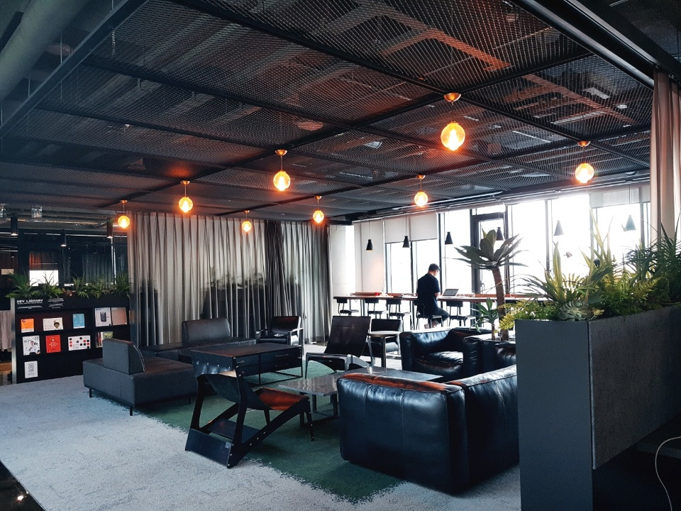 인더스트리얼 라운지.jpg