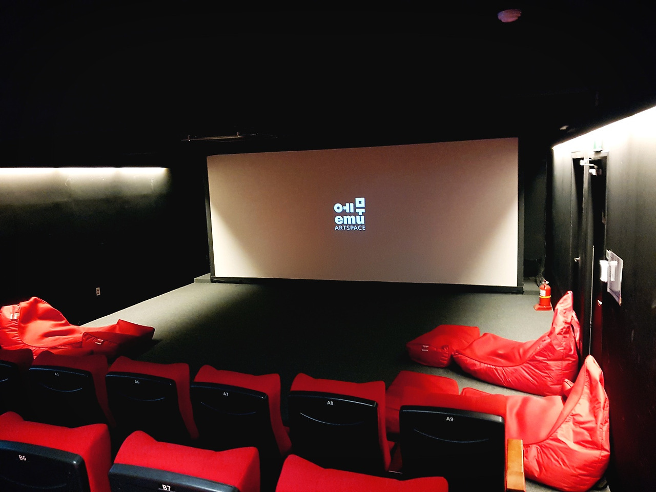 에무시네마좌석.jpg