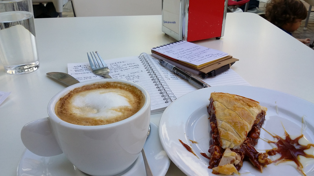 3.카페에서 일기 쓰기.jpg