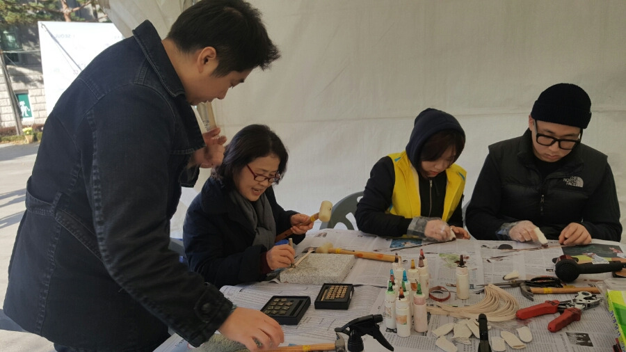 7. 가죽팔찌 만들기 체험.jpg