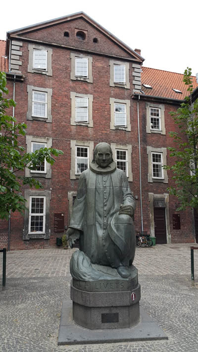 덴마크 그룬트비 동상.jpg