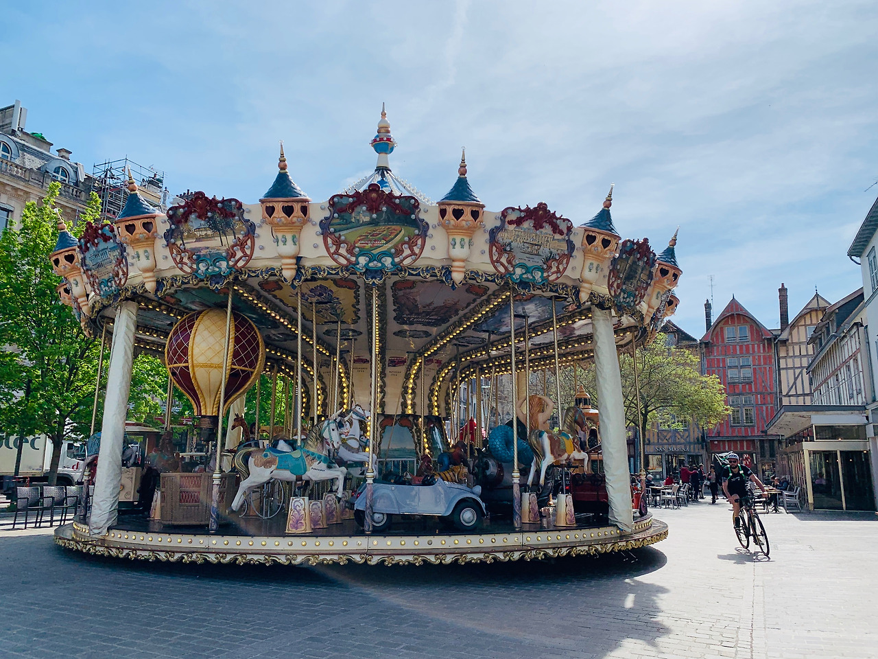 day 2_트와 시청앞 회전목마.jpg