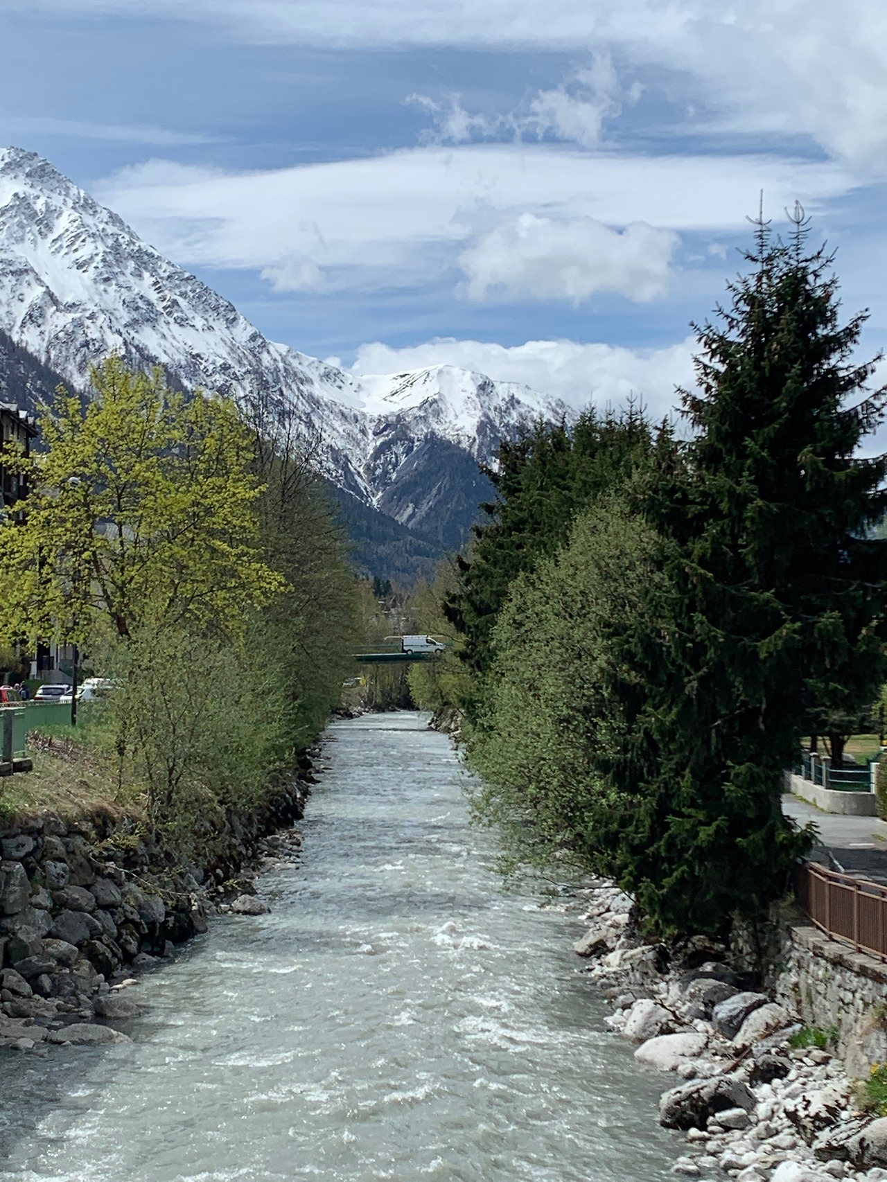 몽블랑과 계곡.jpg