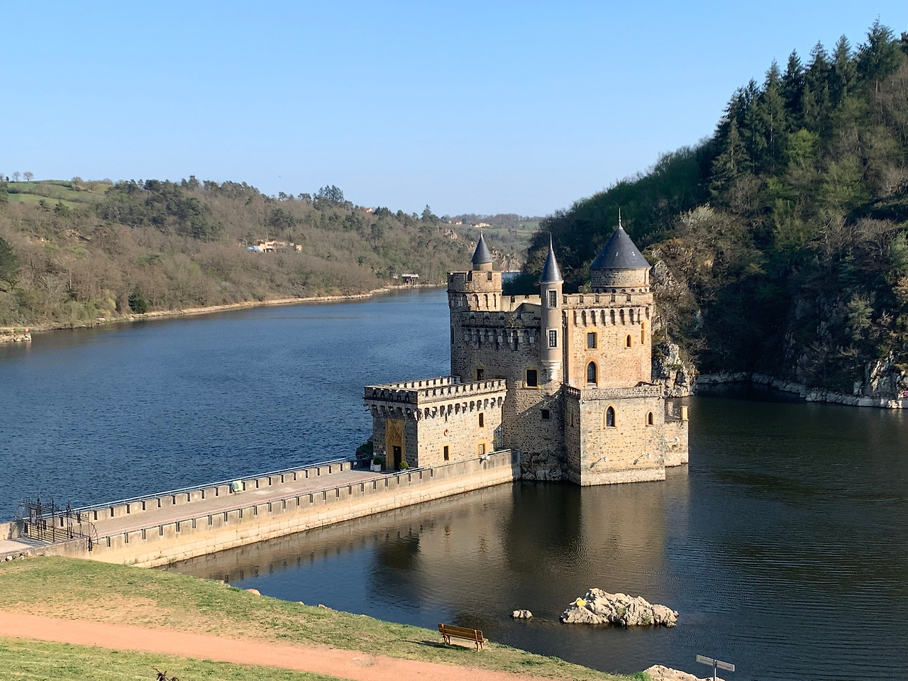 가는 길에 있었던 성.jpg