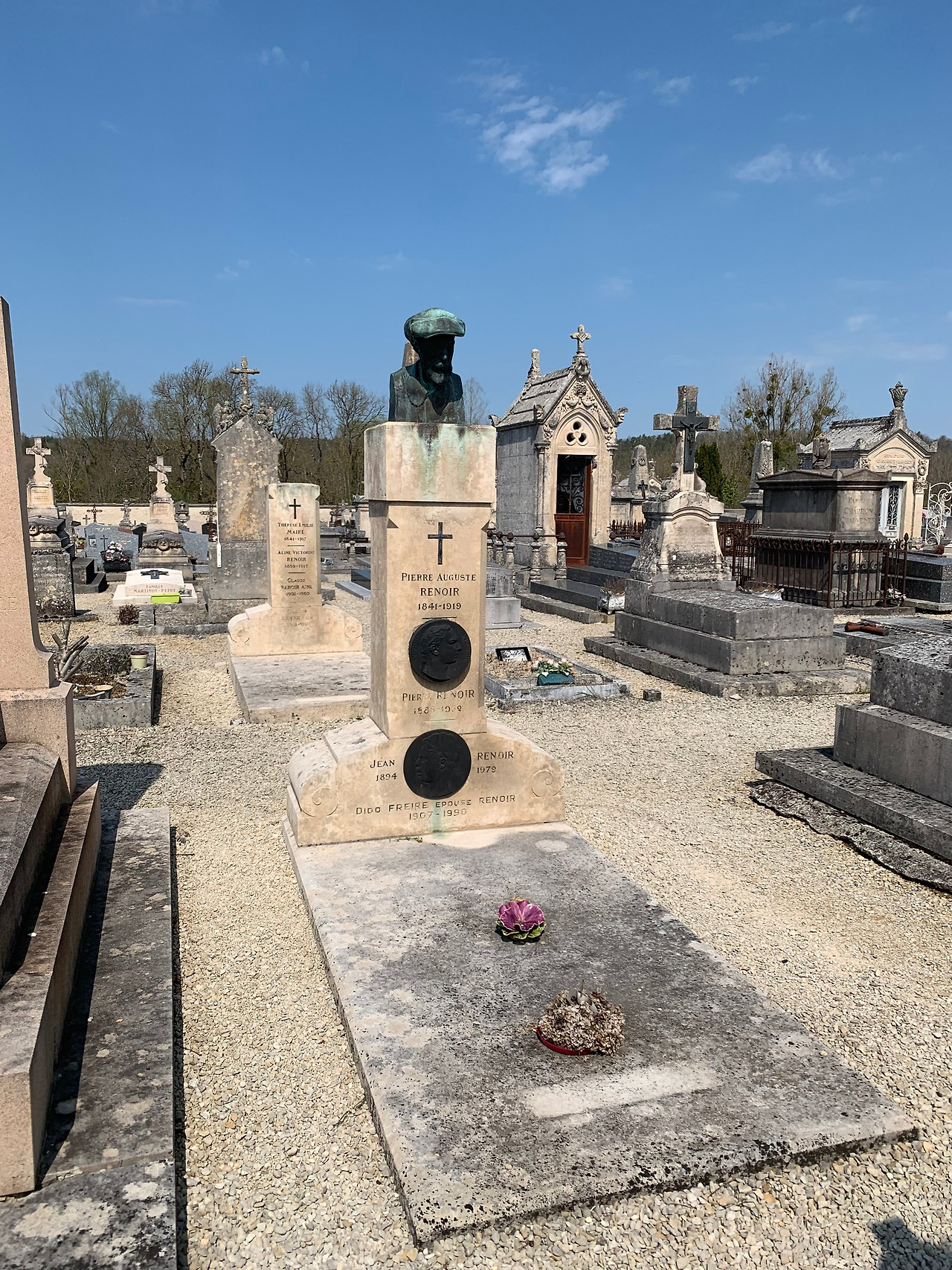 르누아르 묘지.jpg