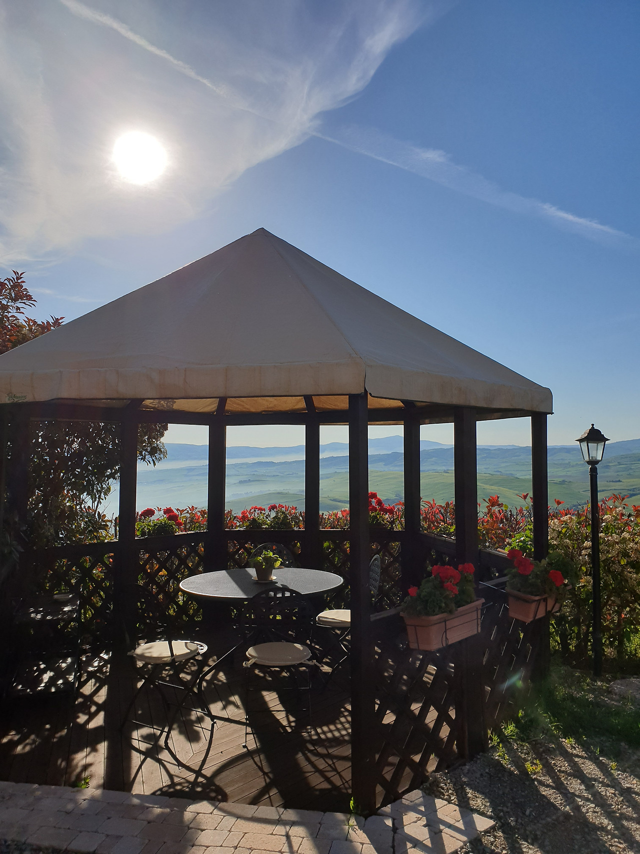 테라스 아침.jpg