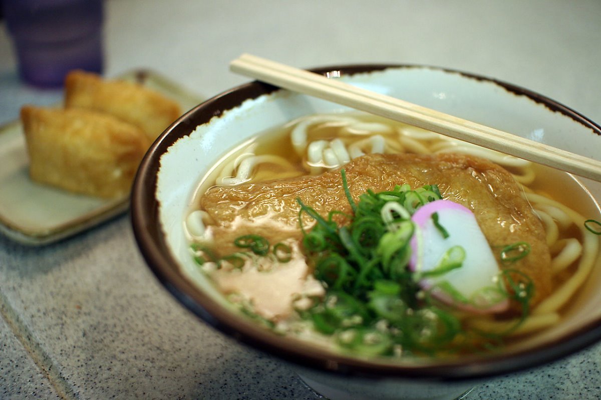 1280px-Kitsune_udon_and_Inari_zushi.jpg