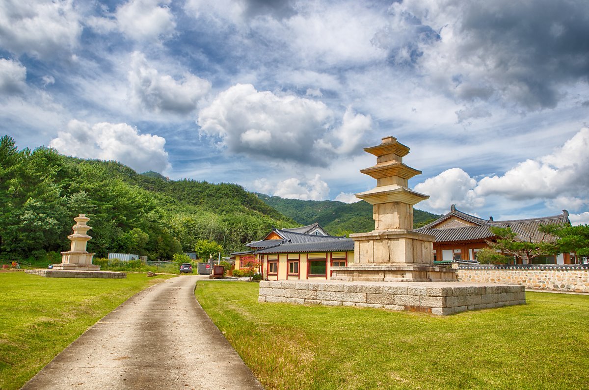1717088201709001k_East_and_West_Three-story_Stone_Pagoda_at_Yeombulsa_Temple_Site_in_Namsan_Mountain,_Gyeongju(Presumed).jpg