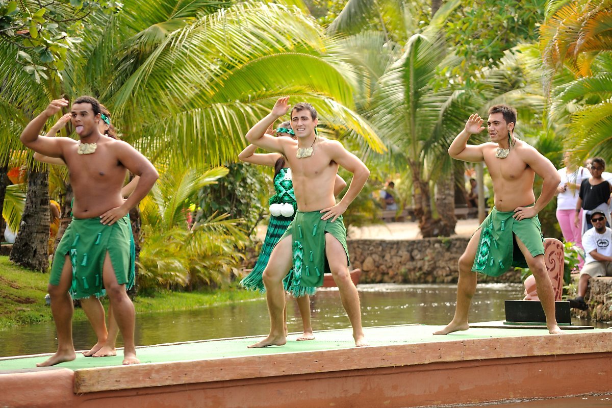 Polynesian_Cultural_Center_-_Canoe_Pageant_(8329419960).jpg