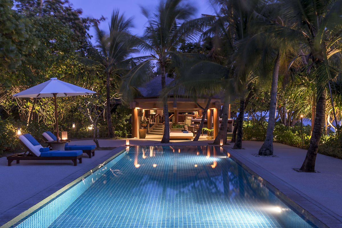 villa32-_pool_at_night_high_res_13866.jpg