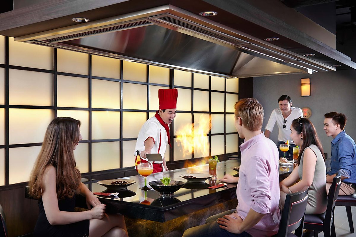 AVANI_Atrium_Bangkok_Benihana_Chef_Cooking_2_1920x1280.jpg